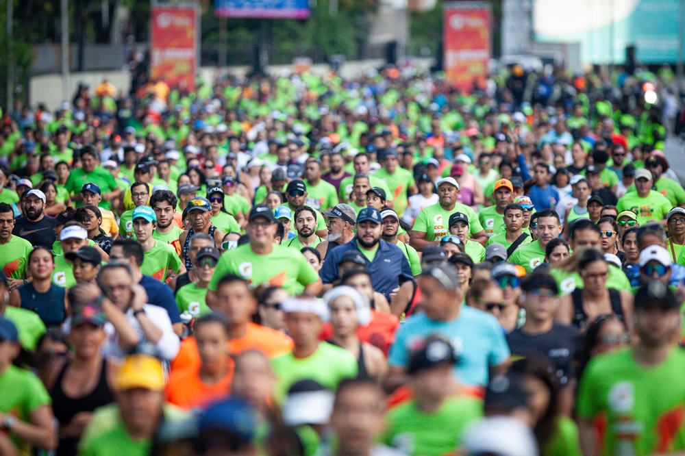 Más de 7.500 corredores se adueñaron del asfalto en la Caracas Rock.